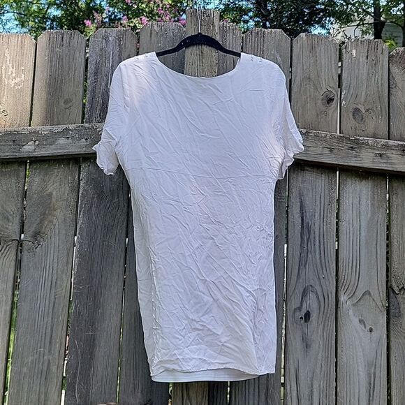 White mini dress with lace and button - Picture 3 of 3